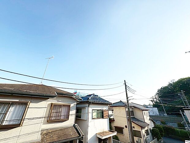 窓を開けると広がる青空。心をリフレッシュして日々を過ごしていきましょう。
