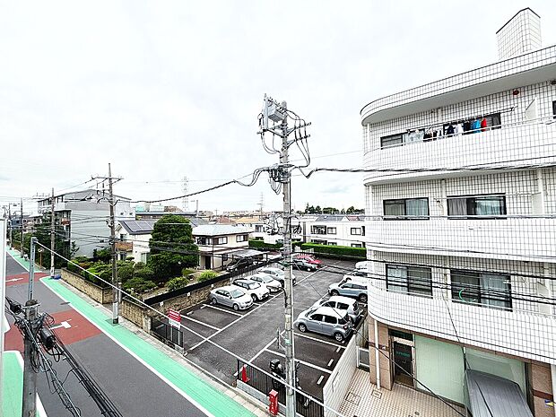窓を開けると広がる青空。心をリフレッシュして日々を過ごしていきましょう。