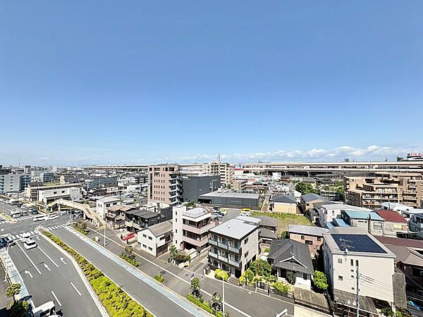 窓を開けると広がる青空。心をリフレッシュして日々を過ごしていきましょう。