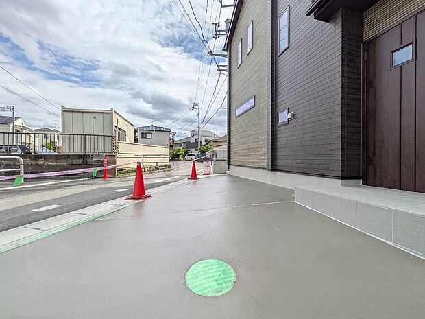 本物件の駐車スペースです。車種制限のある場合もございますので、お気軽にお問い合わせくださいませ。