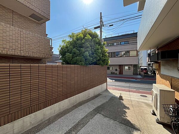 窓を開けると広がる青空。心をリフレッシュして日々を過ごしていきましょう。