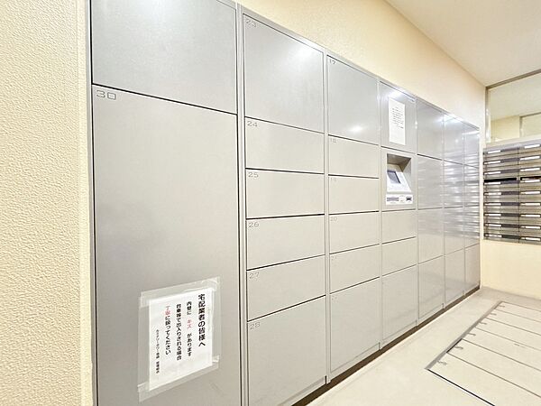 外出中に活躍してくれる宅配ボックスが設置されています。家で宅配物を待たなくて済みますね。