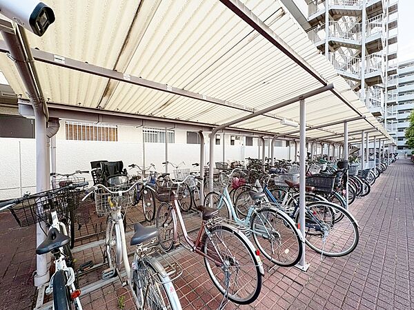 きちんと整備された駐輪場。住む方の心遣いが感じられます。