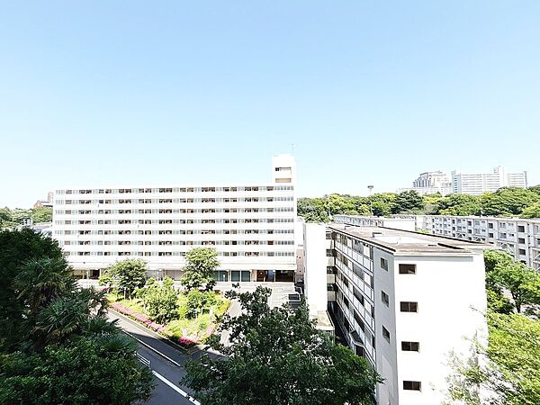 窓を開けると広がる青空。心をリフレッシュして日々を過ごしていきましょう。