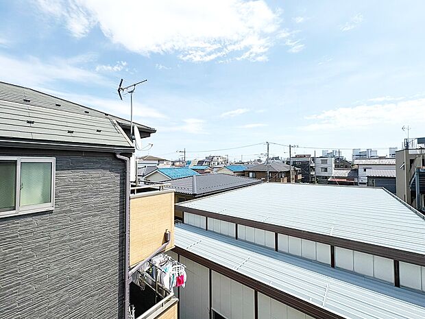 窓を開けると広がる青空。心をリフレッシュして日々を過ごしていきましょう。