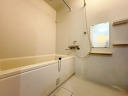 一日の疲れを癒すバスルームは、心地よいリラックスを叶える清潔感溢れる空間です。