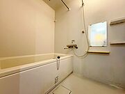 一日の疲れを癒すバスルームは、心地よいリラックスを叶える清潔感溢れる空間です。