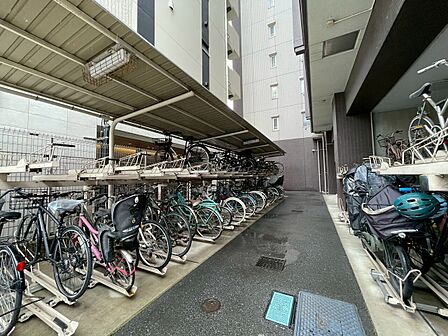 きちんと整備された駐輪場。住む方の心遣いが感じられます。