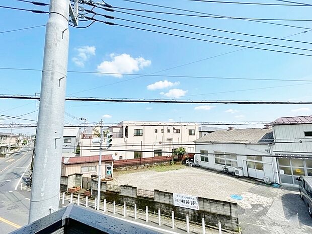 窓を開けると広がる青空。心をリフレッシュして日々を過ごしていきましょう。
