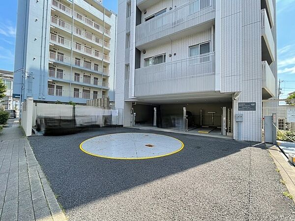 本物件の駐車スペースです。車種制限のある場合もございますので、お気軽にお問い合わせくださいませ。
