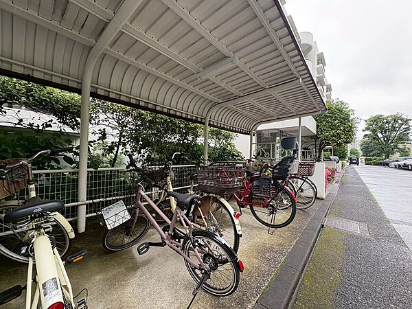 きちんと整備された駐輪場。住む方の心遣いが感じられます。