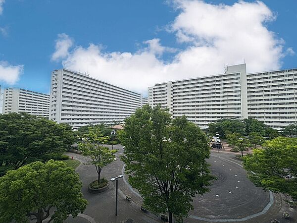 窓を開けると広がる青空。心をリフレッシュして日々を過ごしていきましょう。