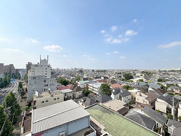 窓を開けると広がる青空。心をリフレッシュして日々を過ごしていきましょう。