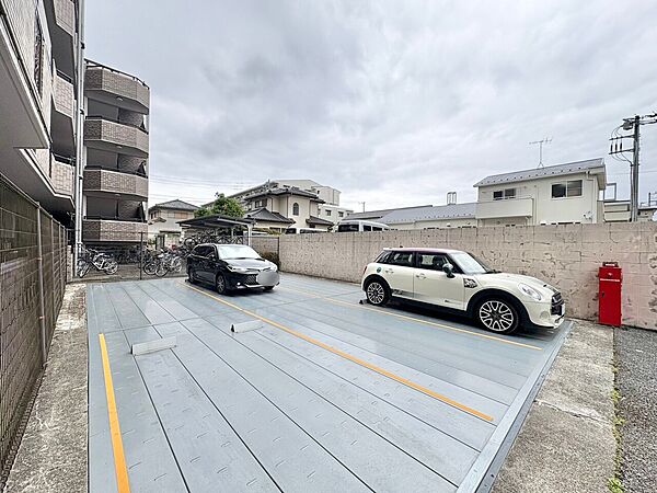 本物件の駐車スペースです。車種制限のある場合もございますので、お気軽にお問い合わせくださいませ。