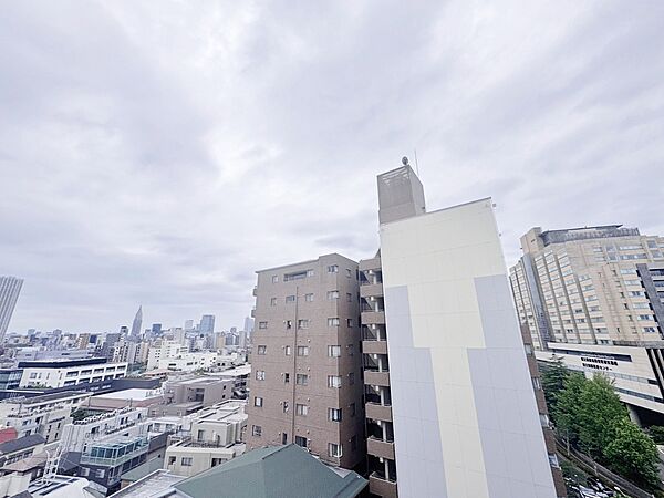 窓を開けると広がる青空。心をリフレッシュして日々を過ごしていきましょう。