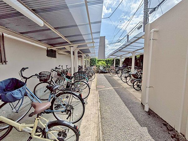 きちんと整備された駐輪場。住む方の心遣いが感じられます。