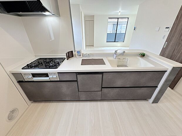 スマートな意匠と充実の機能を備えたキッチンが、暮らしにおいしい彩りを添えます。