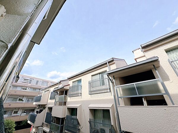 窓を開けると広がる青空。心をリフレッシュして日々を過ごしていきましょう。