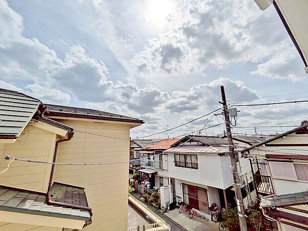 窓を開けると広がる青空。心をリフレッシュして日々を過ごしていきましょう。