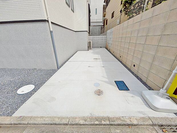 本物件の駐車スペースです。車種制限のある場合もございますので、お気軽にお問い合わせくださいませ。