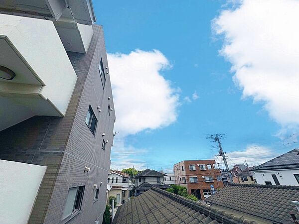 窓を開けると広がる青空。心をリフレッシュして日々を過ごしていきましょう。
