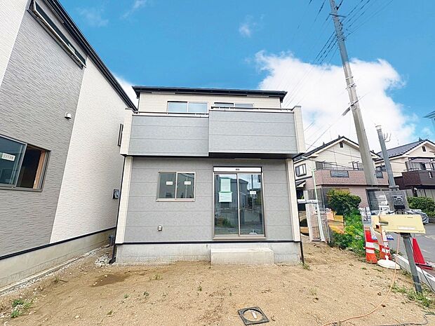 本物件の駐車スペースです。車種制限のある場合もございますので、お気軽にお問い合わせくださいませ。