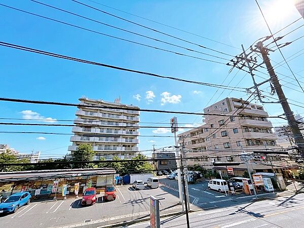 窓を開けると広がる青空。心をリフレッシュして日々を過ごしていきましょう。