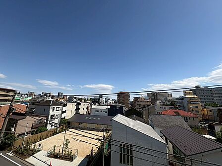 窓を開けると広がる青空。心をリフレッシュして日々を過ごしていきましょう。