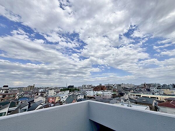 窓を開けると広がる青空。心をリフレッシュして日々を過ごしていきましょう。