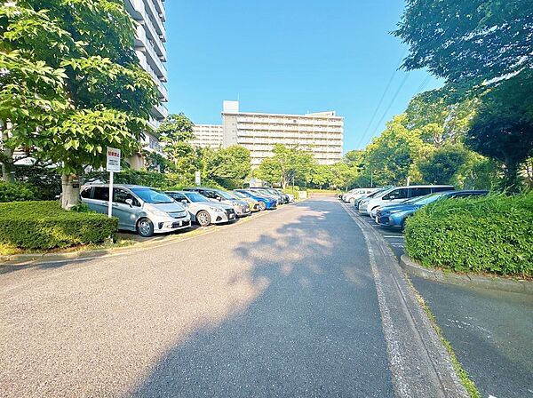 本物件の駐車スペースです。車種制限のある場合もございますので、お気軽にお問い合わせくださいませ。
