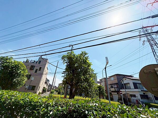 窓を開けると広がる青空。心をリフレッシュして日々を過ごしていきましょう。