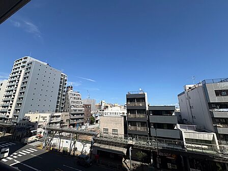窓を開けると広がる青空。心をリフレッシュして日々を過ごしていきましょう。