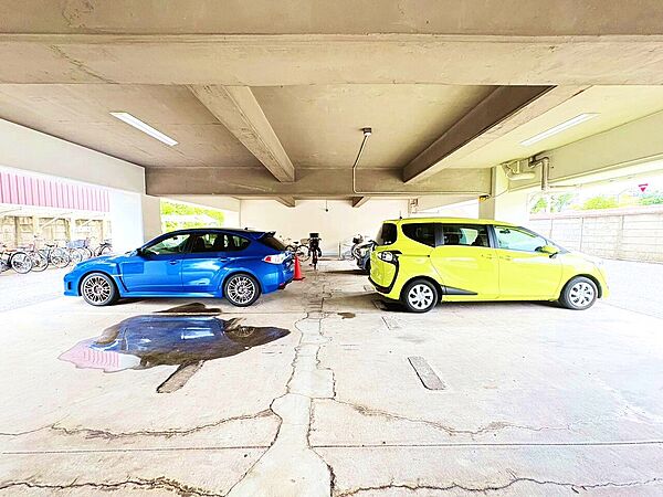 本物件の駐車スペースです。車種制限のある場合もございますので、お気軽にお問い合わせくださいませ。