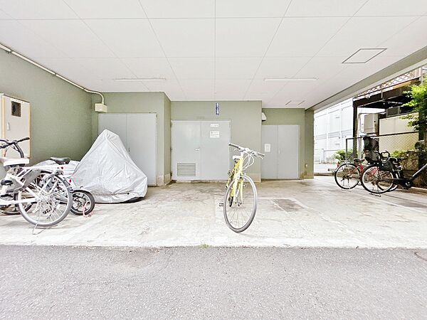 整理整頓された駐輪場で、管理体制の良好さがうかがえます。