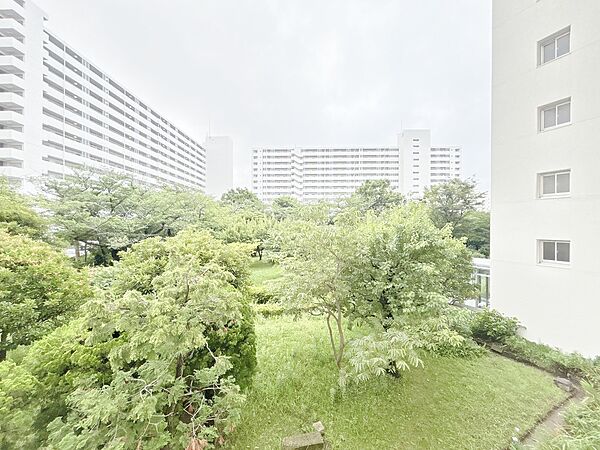 窓を開けると広がる青空。心をリフレッシュして日々を過ごしていきましょう。