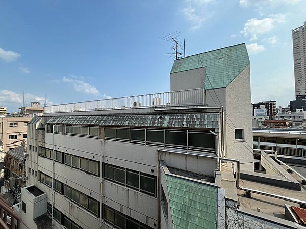 窓を開けると広がる青空。心をリフレッシュして日々を過ごしていきましょう。