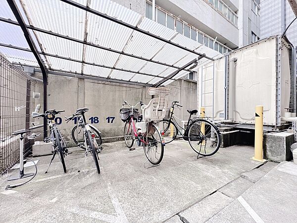 きちんと整備された駐輪場。住む方の心遣いが感じられます。