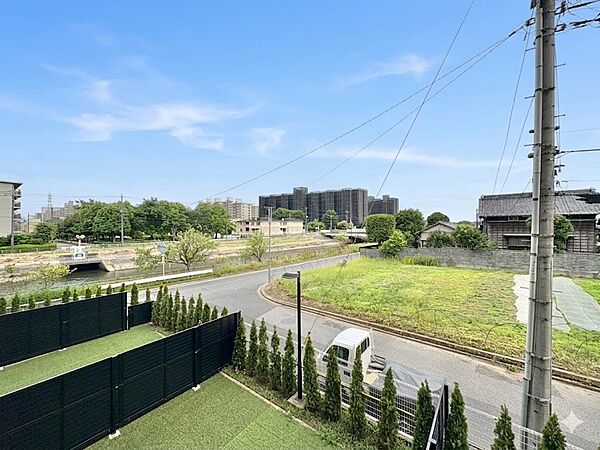 窓を開けると広がる青空。心をリフレッシュして日々を過ごしていきましょう。