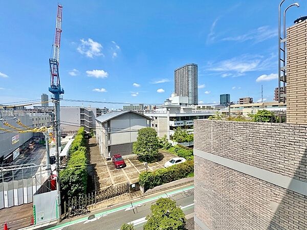 窓を開けると広がる青空。心をリフレッシュして日々を過ごしていきましょう。