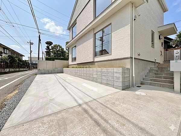 本物件の駐車スペースです。車種制限のある場合もございますので、お気軽にお問い合わせくださいませ。