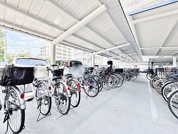 きちんと整備された駐輪場。住む方の心遣いが感じられます。
