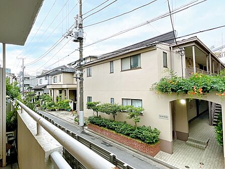 窓を開けると広がる青空。心をリフレッシュして日々を過ごしていきましょう。