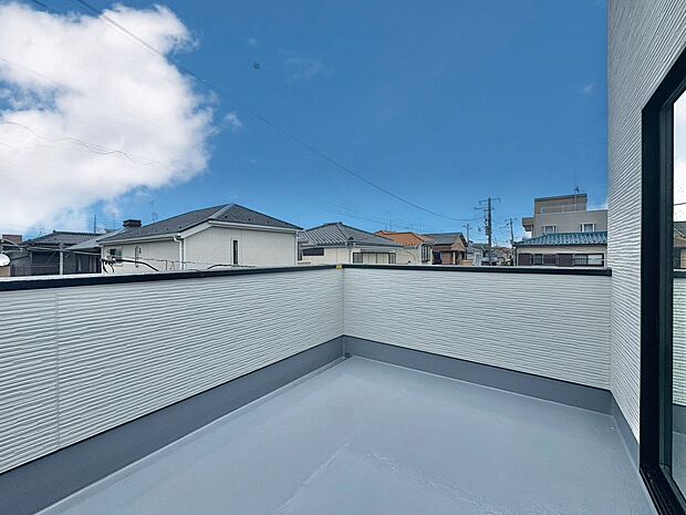 暮らしの中で、光と風を演出してくれるバルコニー。