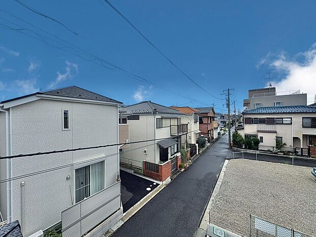 窓を開けると広がる青空。心をリフレッシュして日々を過ごしていきましょう。