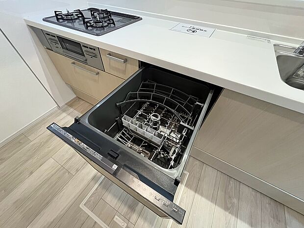 食器洗いの負担を軽減。手荒れを抑えて、節水効果も見込めます。省スペースのビルトインタイプです。