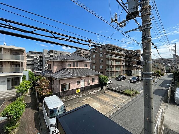 窓を開けると広がる青空。心をリフレッシュして日々を過ごしていきましょう。