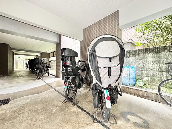 きちんと整備された駐輪場。住む方の心遣いが感じられます。