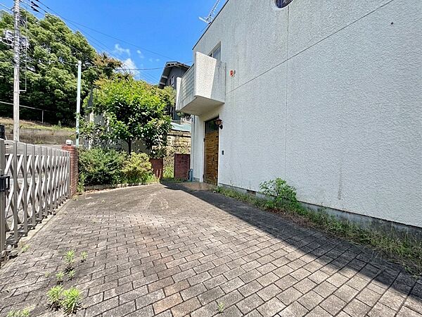 本物件の駐車スペースです。車種制限のある場合もございますので、お気軽にお問い合わせくださいませ。