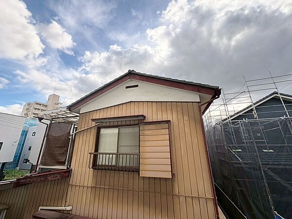 窓を開けると広がる青空。心をリフレッシュして日々を過ごしていきましょう。