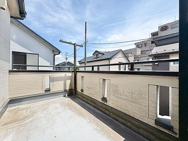 暮らしの中で、光と風を演出してくれるバルコニー。